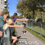Ruim 1500 lopers De 30 van Almere halen 156.100 euro voor KiKa op, marathontopper Luc Essink wint in razendsnelle tijd